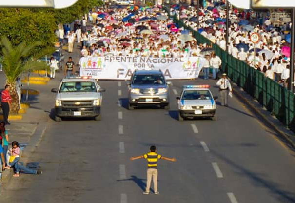 Il bimbo che ferma il corteo omofobo article-post