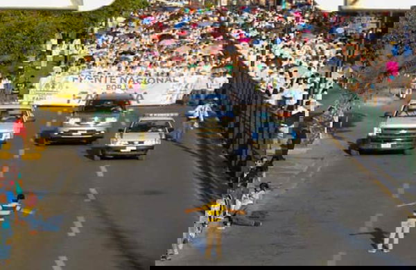 Il bimbo che ferma il corteo omofobo