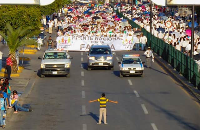 Il bimbo che ferma il corteo omofobo article-post