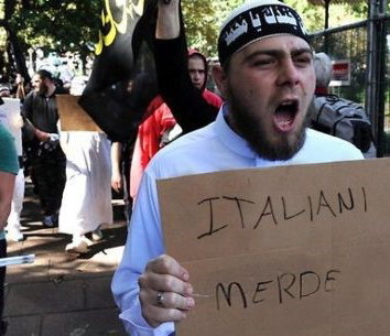 Italiani m**de! Fate schifo!