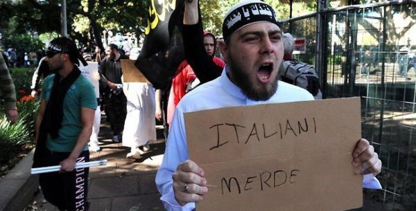 Italiani m**de! Fate schifo!