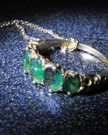 Se vedete questo anello, significa che qualcuno vi sta guardando