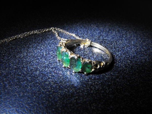 Se vedete questo anello, significa che qualcuno vi sta guardando