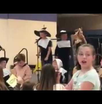 Il bimbo autistico a cui viene tolto il microfono