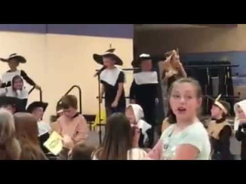 Il bimbo autistico a cui viene tolto il microfono