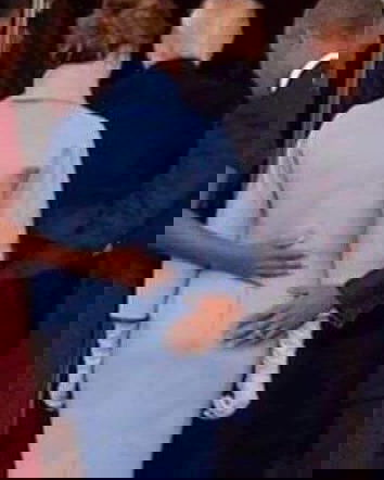 Obama che tocca il sedere di Melania Trump