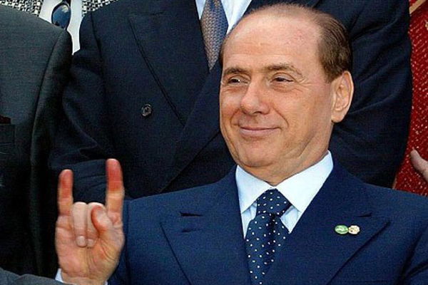 La bufala di Berlusconi che dona assegni
