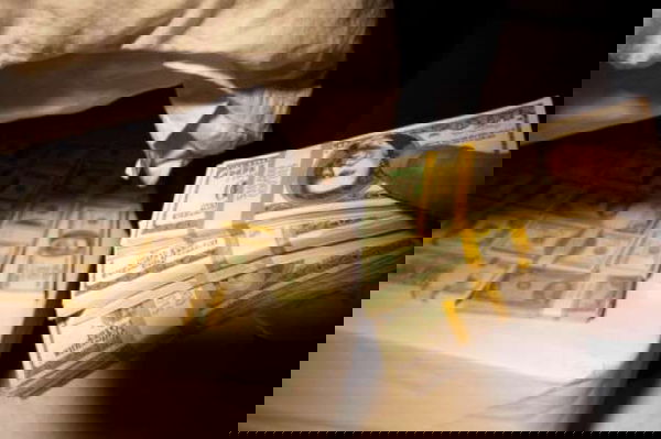 Nascondere i risparmi in casa diventerà reato?