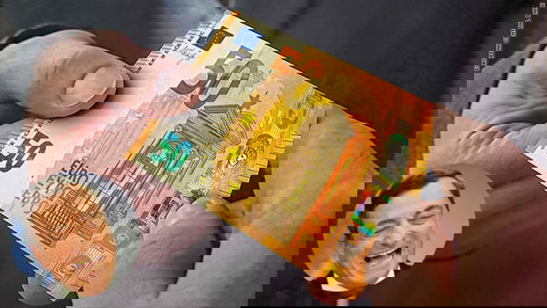 Il duro scontro tra le vecchie e le nuove banconote da 50 euro