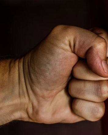 Entra dalla finestra e la violenta