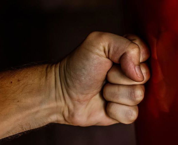 Entra dalla finestra e la violenta article-post