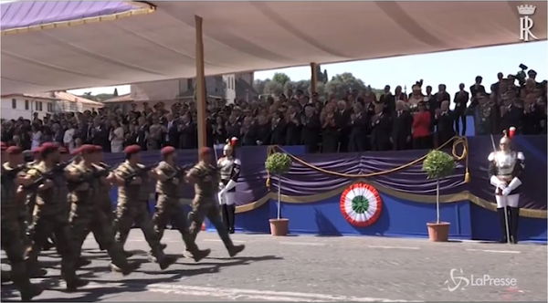 Laura Boldrini e gli applausi alla Folgore