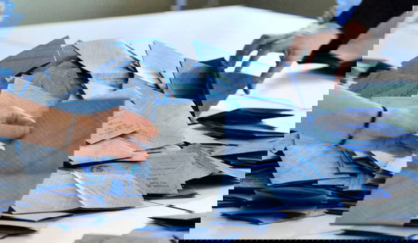 Iene, plichi e brogli alle elezioni