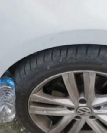 Nessuno cerca di rubarvi la macchina con una bottiglia