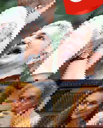 Perle di Facebook: i genitori-nonni e l’età per essere madre