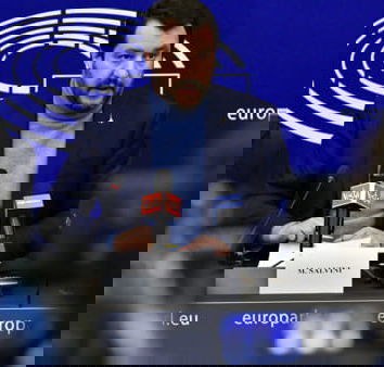 Chi vuole applaudire è libero di applaudire?