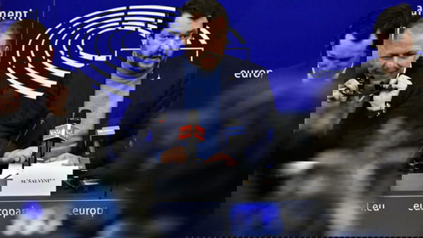 Chi vuole applaudire è libero di applaudire? article-post