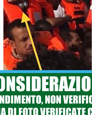 La foto del migrante con le cuffie