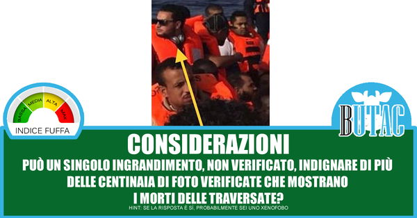 La foto del migrante con le cuffie