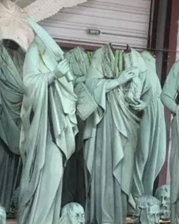 Complottismi e statue decapitate