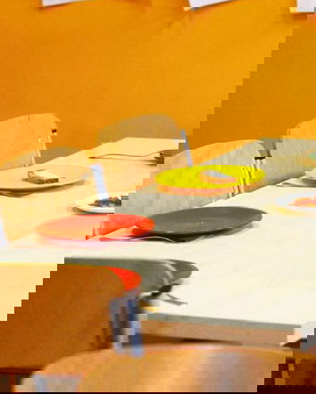 Alla bimba in mensa serviti tonno e cracker