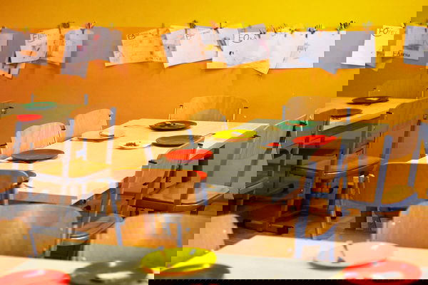 Alla bimba in mensa serviti tonno e cracker