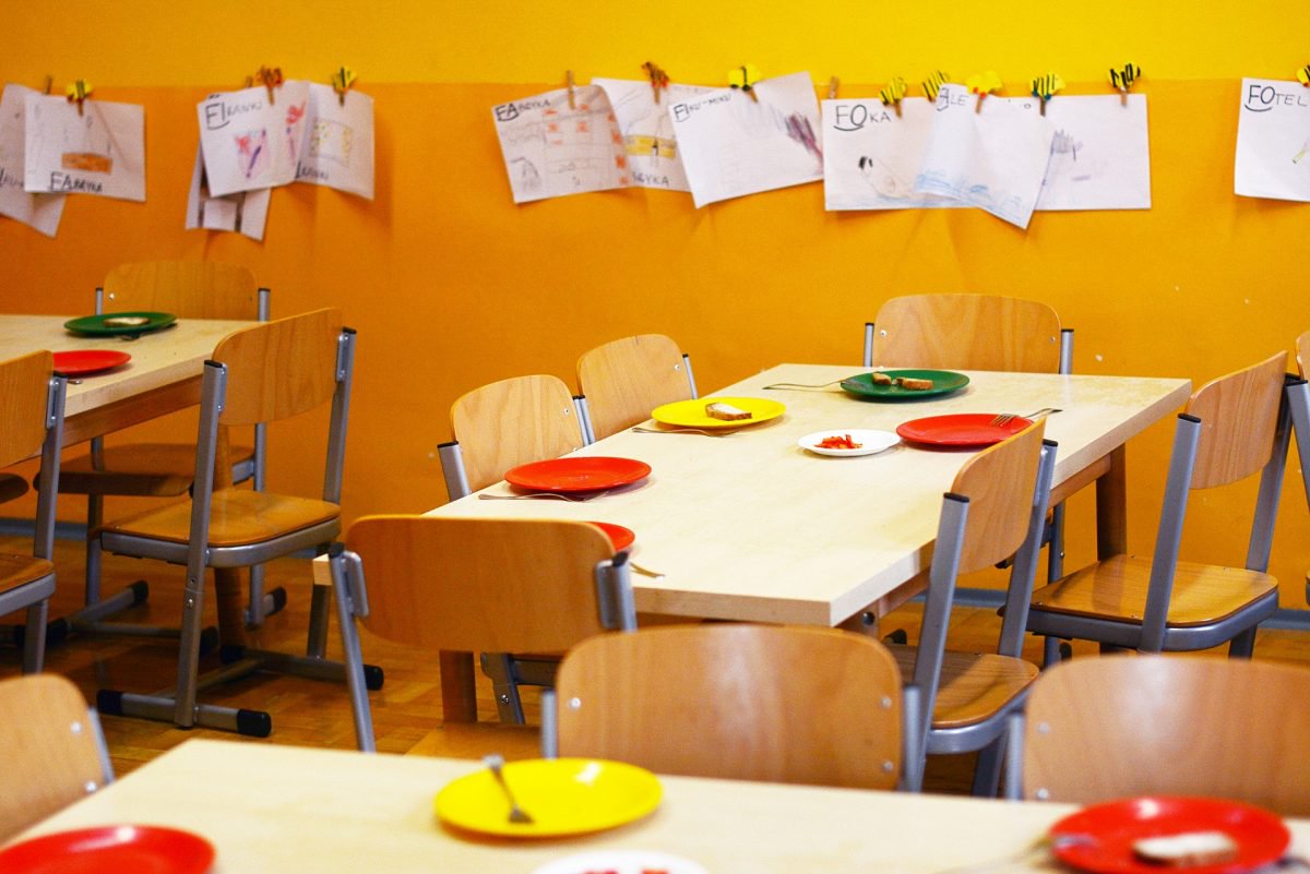Alla bimba in mensa serviti tonno e cracker article-post