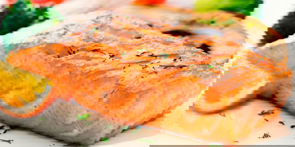 Insalata di salmone al profumo di nespole (e anisakis)