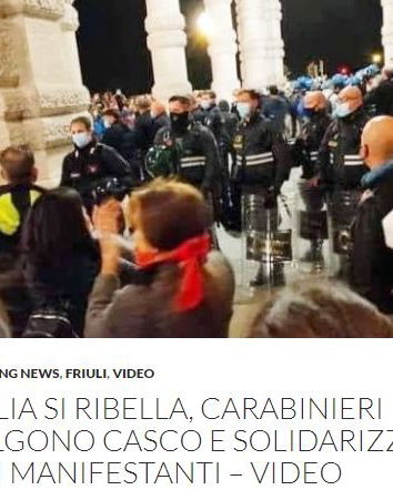 Si spogliano dell’assetto antisommossa…