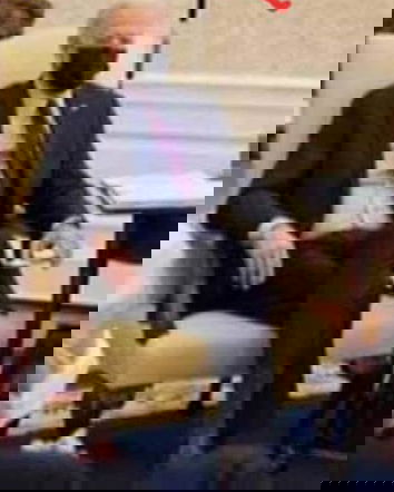 Biden, Q e le quinte della TV nello studio ovale