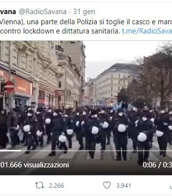 Austria, la polizia si toglie i caschi contro la dittatura sanitaria