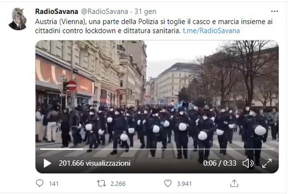Austria, la polizia si toglie i caschi contro la dittatura sanitaria