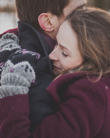 La tassa sugli abbracci negli aeroporti