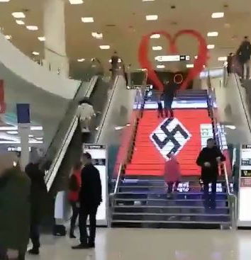 La svastica sulle scale del centro commerciale ucraino