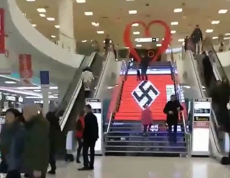 La svastica sulle scale del centro commerciale ucraino