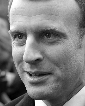 Macron fa marcia indietro?