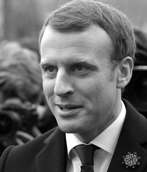 Macron fa marcia indietro? article-post