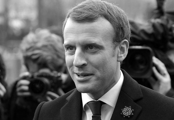 Macron fa marcia indietro?