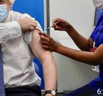Boris Johnson e la siringa del vaccino