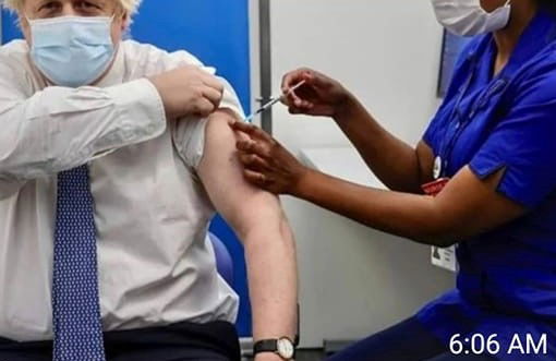 Boris Johnson e la siringa del vaccino