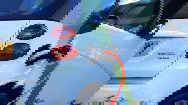 Auto elettriche e leggende da web