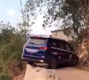 Una pericolosissima manovra in auto sul burrone…