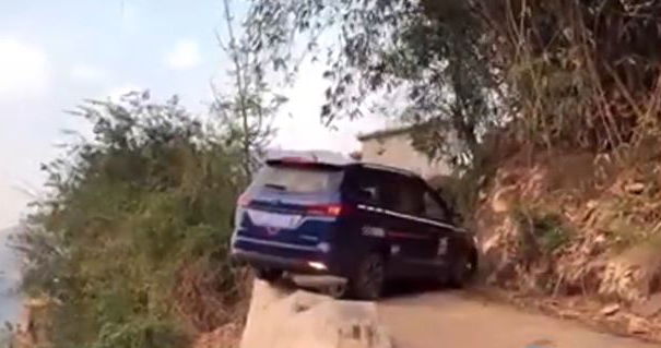 Una pericolosissima manovra in auto sul burrone… article-post