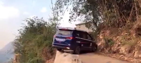 Una pericolosissima manovra in auto sul burrone…