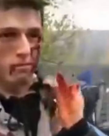 Gli attori che simulano la guerra