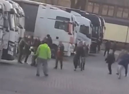 No, a Bologna non sono stati aggrediti dei camionisti bielorussi article-post