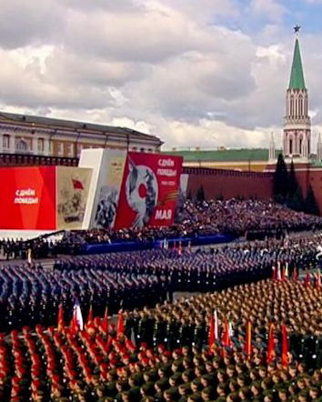 Nella parata del 9 maggio, insieme ai soldati sfilano le bugie