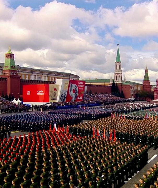 Nella parata del 9 maggio, insieme ai soldati sfilano le bugie article-post