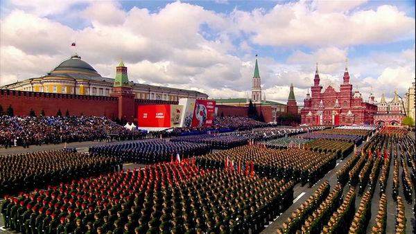 Nella parata del 9 maggio, insieme ai soldati sfilano le bugie