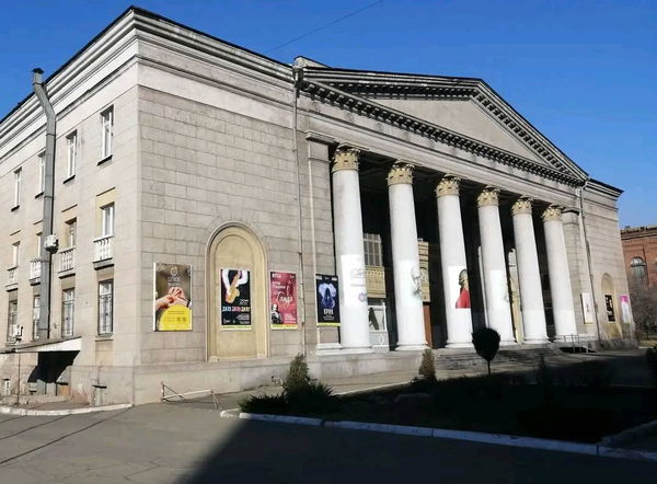 La propaganda sul teatro di Mariupol